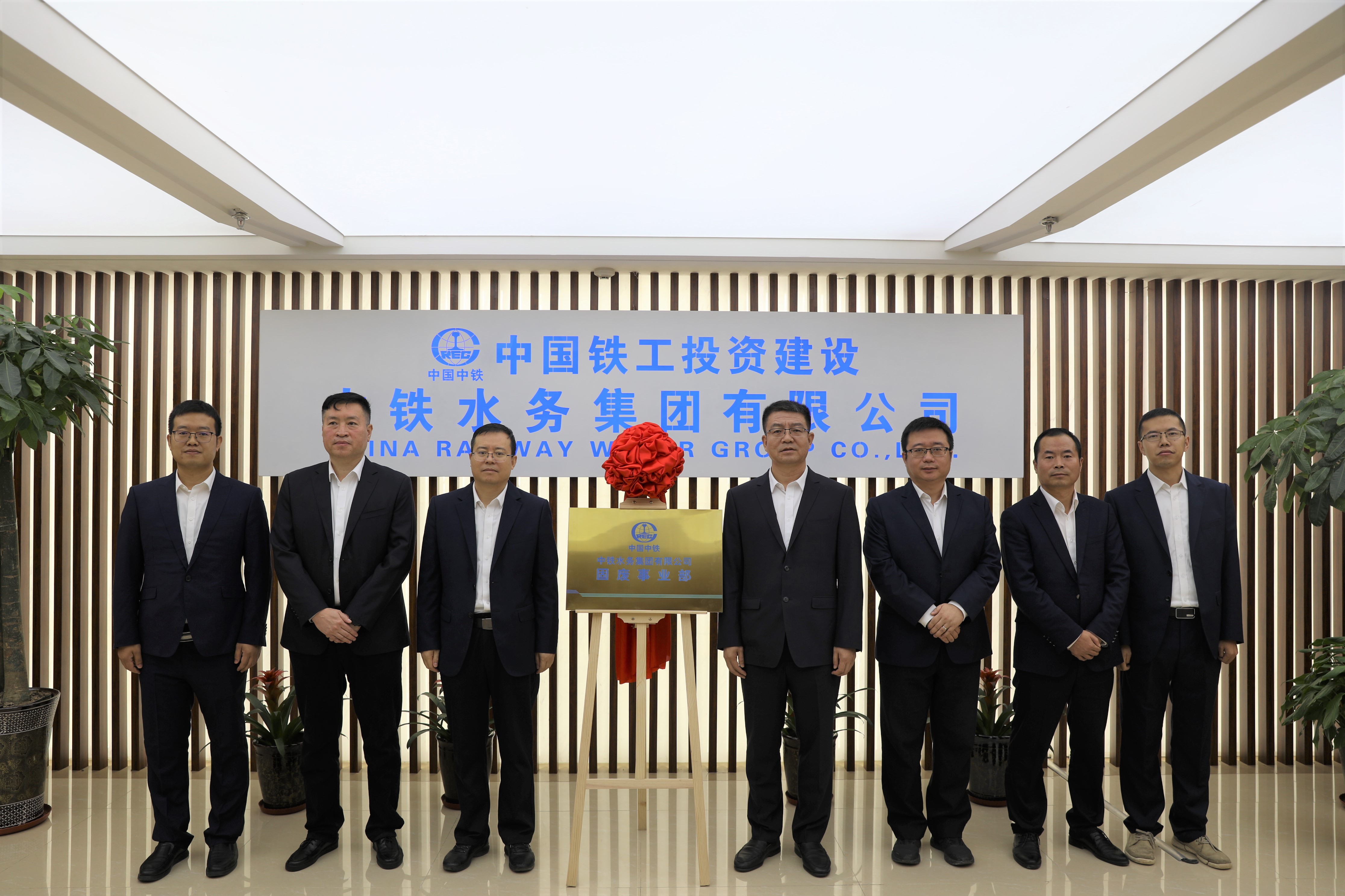 揭牌仪式现场合影